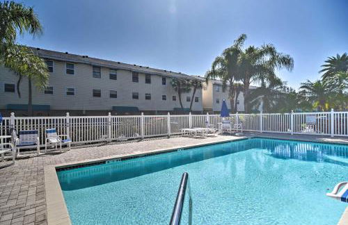 Large Balcony and Water Views Indian Shores Condo! - Foto 2