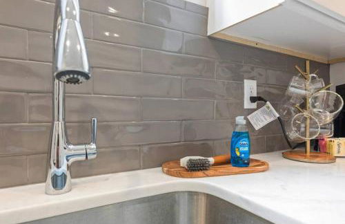 Teche House KING Bed Luxury Getaway Fast WiFi - Foto 7