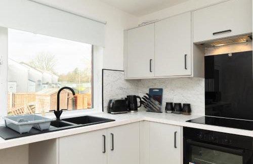 4Bed-House-2Bath-Free Parking-by Holiday Homes - Foto 16