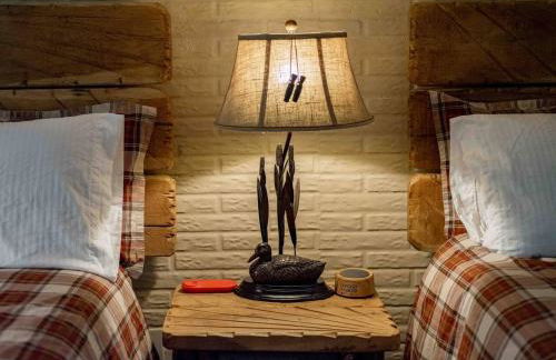 Stonegate Lodge 2 Queen Beds WIFI 50in Roku TV Salt Water Pool Room #105 - Photo 10