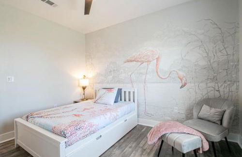 Steps Away from Cruisin' the Coast , Gulfport 2BR, Game Room, and Free Parking - Foto 11