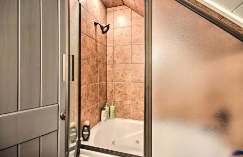 Enchanting Forested Cabin with Fire Pit and Grill - Foto 22