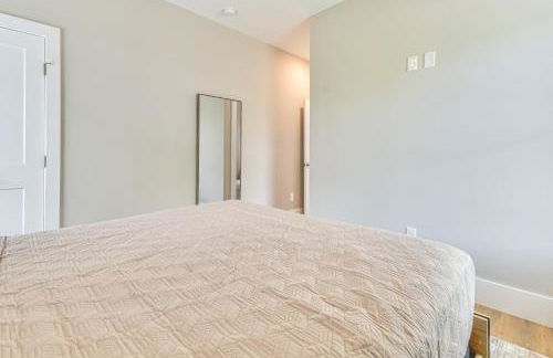 Hike and Ski Mtn-View Retreat in Maggie Valley! - Foto 13