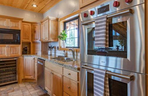 MAJESTIC VIEWS FAMILY LODGE with Large Deck - Photo 9