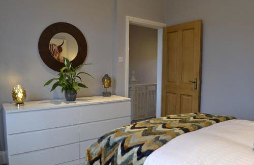 Stunning Period Townhouse with Garden, Walking Distance to Town - Photo 13