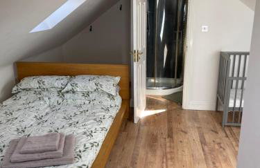 Large, 3 Floors, Quiet, Sleeps 16, 4 Bathrooms, 5 Parking, Semi rural Leicester - Foto 16