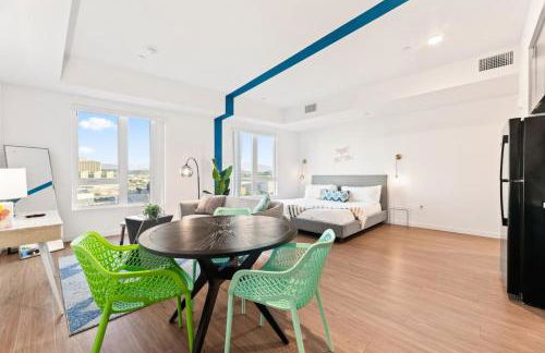 Chic Studio with Stunning DTLA Views, Walk to Metro - Foto 9