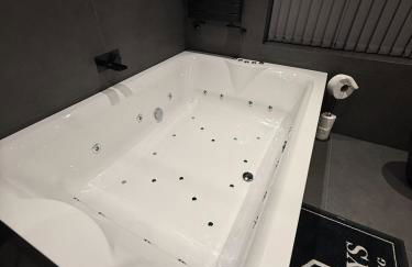 SK Stays Modern Luxury Home With Jacuzzi Bath & Cinema Room - Foto 9