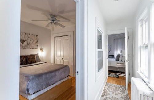 The Gold Room near downtown trains fast wifi - Photo 38