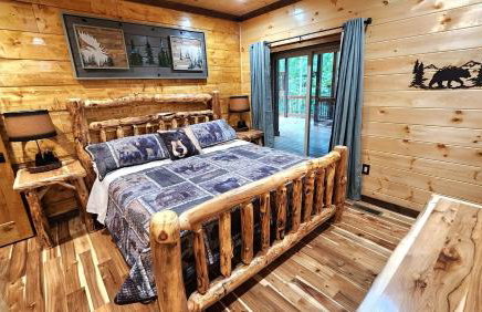 Luxe Cabin with Game Room, Hot Tub & Firepit - Foto 32