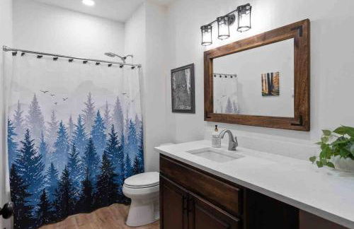 Luxe Mt. Rainier Lodge w/ Hot Tub-AC-Game Room - Foto 5