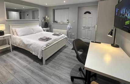 Modern Luxury Private Detached 1 Double Bedroom Studio Apartment - Super Fast Wifi - Foto 9