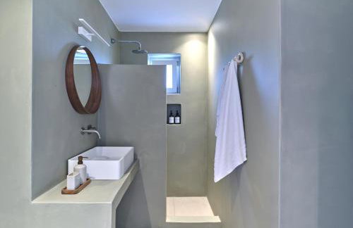 Private Luxury Scarlet beachfront villa, Molos, Paros - Photo 27