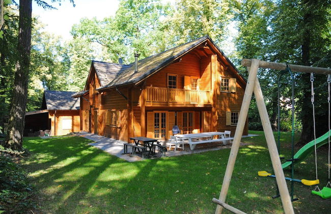 Spacious Chalet Located at Bomal with Hot Tub & Garden Parlour - Foto 1