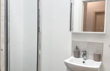 Spacious 2BR Apartment with Superfast Wi-Fi, FREE PARKING, NETFLIX & PS5 - Foto 11