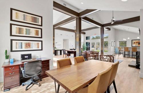 Polished King Getaway - Sleeps 4 - Pool, Prkg - Foto 6