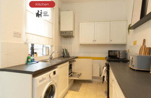 2 Bedroom Home with WiFi, Private Yard and Street Parking - Foto 4