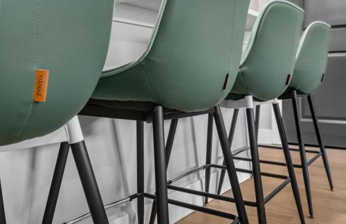 Modern King BR, Sectional, Pool, Gym, Near U of A - Foto 34