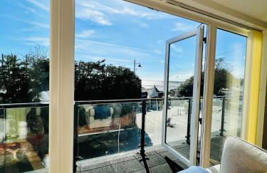 Stylish 3 Bed Apt Sea Views Near the Beach 2B - Foto 18