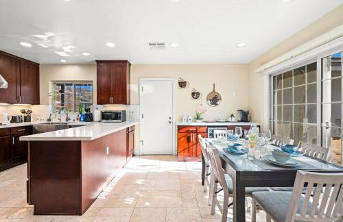 Luxury Estate with Sparkling Pool & Elegant Amenities - Foto 50