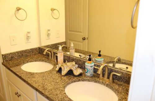 Convenient Remote-friendly suburban oasis - Foto 13