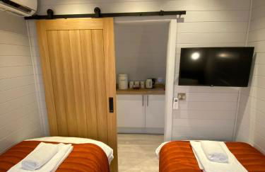 Blackbird Lodge - 2 bed with aircon, hottub, AC, accessible, stunning views - Photo 14