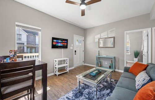 2BR Home with Fenced Backyard, Minutes to Uptown - Foto 1