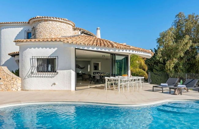 Relax in Luxury at This Stunning Seaside Villa - Photo 22