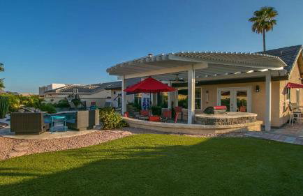 Spectacular Hilltop Home W/resort Like Backyard! - Foto 8