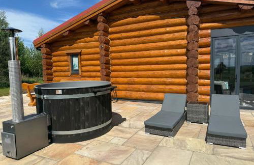 Entire Luxury Log Cabin Sleeps 6 with Private Hot Tub & Scenic Views near Durham & Bishop Auckland - Foto 8