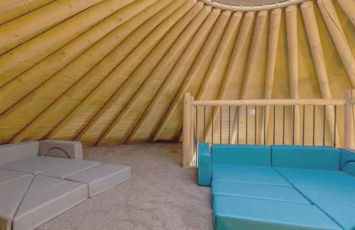 Magnolia Family Yurt Cabin - Hot Tub Loft Full Kitchen & Bath - Foto 11