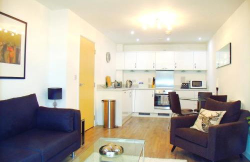 New Central Woking 1 and 2 Bedroom Apartments with Free Gym, close to Train Station - Photo 33