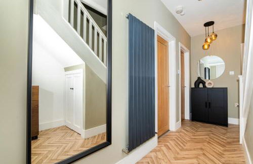 3 Bedroom House-Free Parking-by Holiday Homes - Foto 9