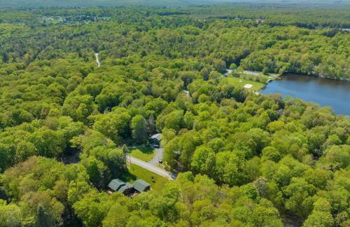 Relaxing Pocono Stay Near Lake with Hot Tub & BBQ - Foto 8