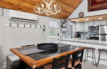 Evergreen Lodge by AvantStay Poconos Lake Cabin Fireplace Large Deck Near Jack Frost Kalahari - Foto 14