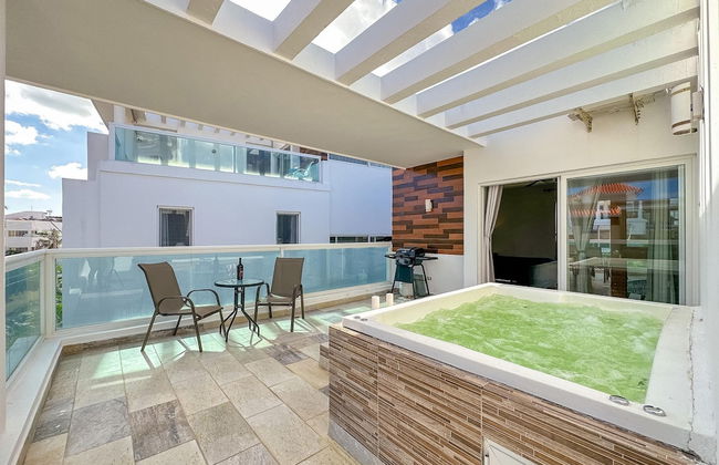 Incredible 3 BR Penthouse w BBQ Jacuzzi - Photo 63
