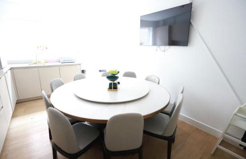 Spacious 3-Story Retreat with Rooftop Terrace and Modern Amenities - Foto 98