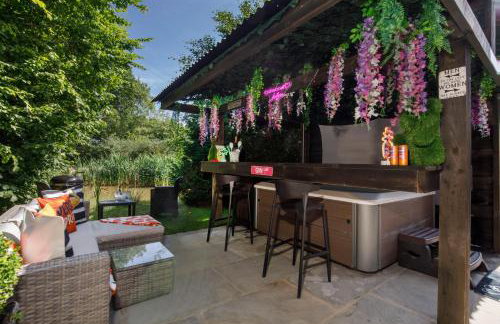 Oakwood Lodges with Hot tubs York - Photo 75