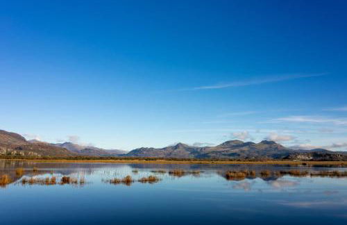 Newly-renovated, mid-terrace cottage in Porthmadog - Photo 2