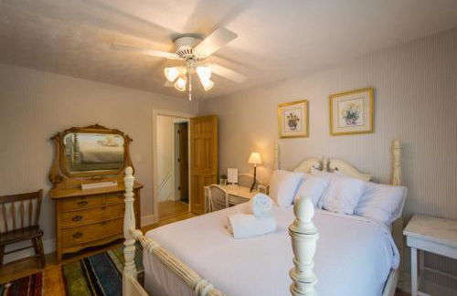 Historic 4BR Colonial with Pool Table and Fire Pit - Foto 23