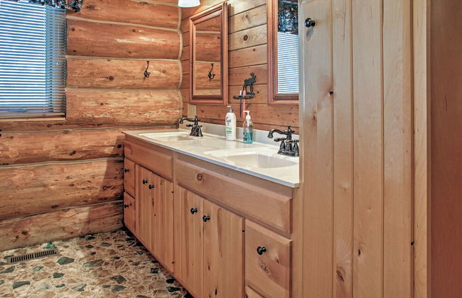 Wonderful Home on Sand Lake with Expansive Porch! - Foto 33