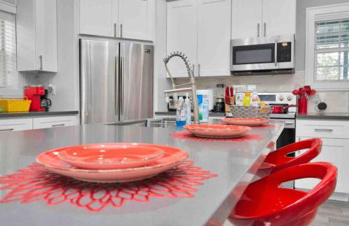 Prolific Red Luxe: Private Deck + Stylish Living - Photo 37