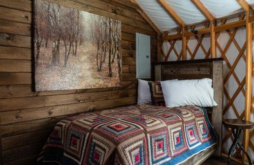 Otter Creek Luxury Yurt - Creekside Glamping with Private Hot Tub - Foto 4