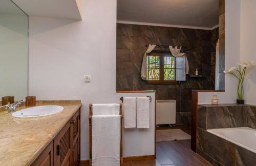 Casa com Piscina Privada em Palmela - Jardim & Estacionamento - Foto 24