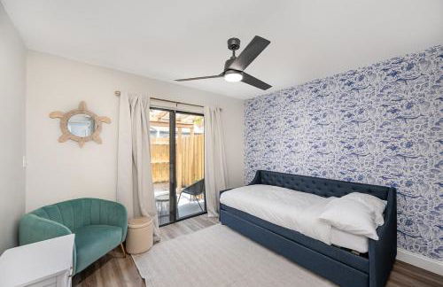 Beachside Bungalow- 2 minutes from the beach! - Foto 13