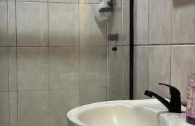 7 minutes from the beaches of São Vicente, come and see! - Foto 30