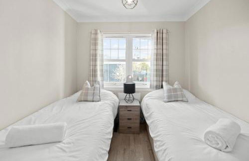 Riverside Rest 2 - 2 Bath, 2 Bedroom Apartment - Free Onsite Parking - Photo 4