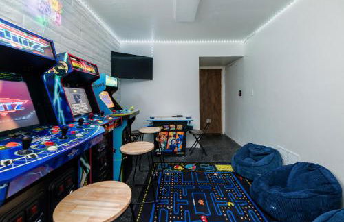 5BR Oasis with Pool, Arcade, Sauna - Photo 21