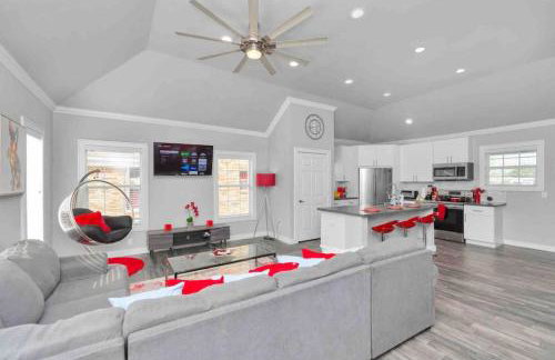 Prolific Red Luxe: Private Deck + Stylish Living - Photo 8