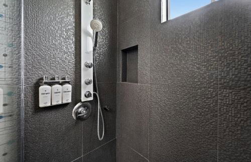 The Pink Lights Private Pool Club by Navigate Stays - Foto 28